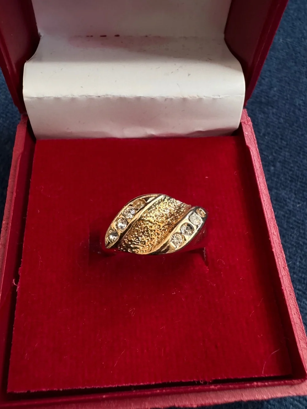 Stunning Gold tone textured ring size 5